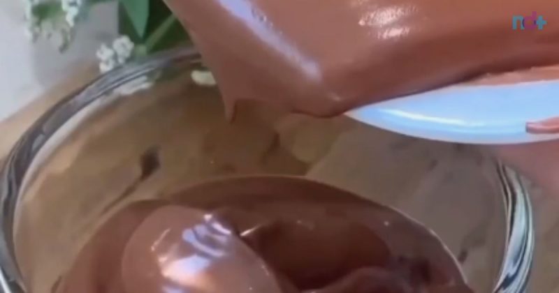 Imagem mostra mousse anti-ansiedade recém pronta; por ter leite de coco, ela ajuda a dormir e emagrecer melhor