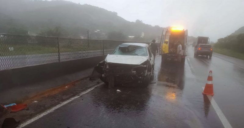 Condutor do carro apresentava fratura na perna 