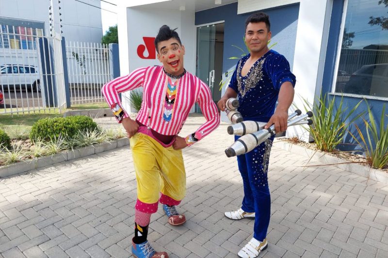 Palhaço e malabarista do circo fantasy