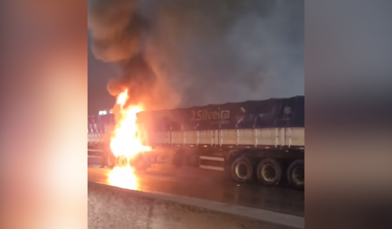 Imagem mostra carreta sendo consumida pelo fogo no meio de uma rua