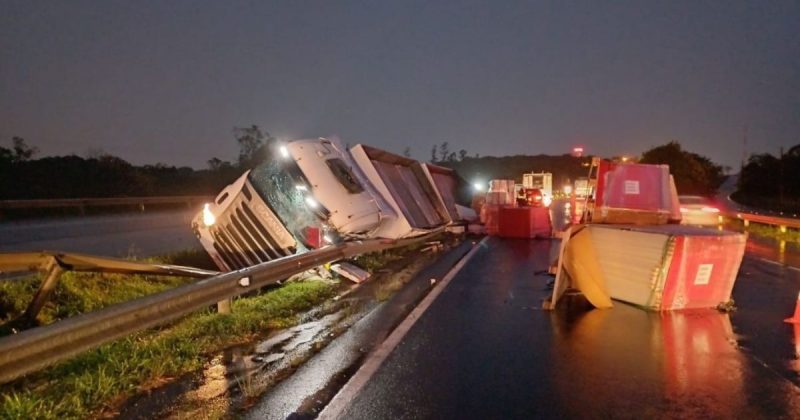 Tombamento de carreta na BR-101