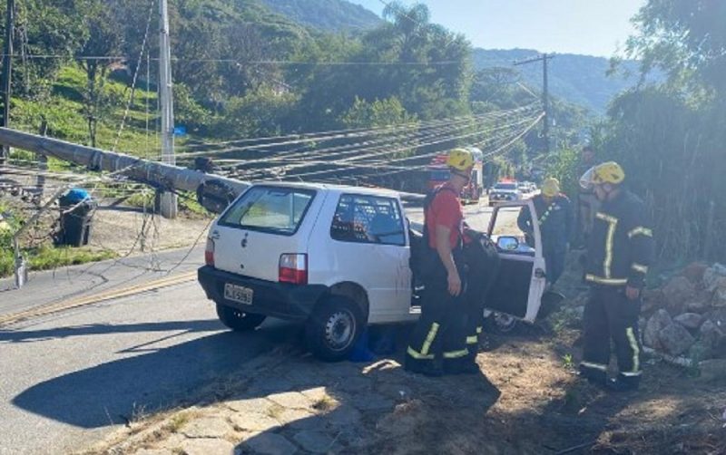 Corpo de Bombeiros e PM atendem a ocorrência após batida de carro em poste de iluminação pública