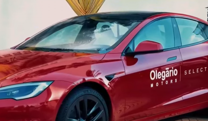 Carro vermelho elétrico visto de lado para ilustrar matéria sobre congresso de mobilidade em SC