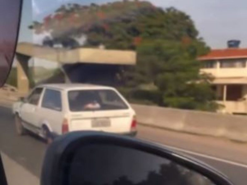 A cena inusitada do carro sem pneu aconteceu na rodovia Niterói-Manilha, no Rio de Janeiro