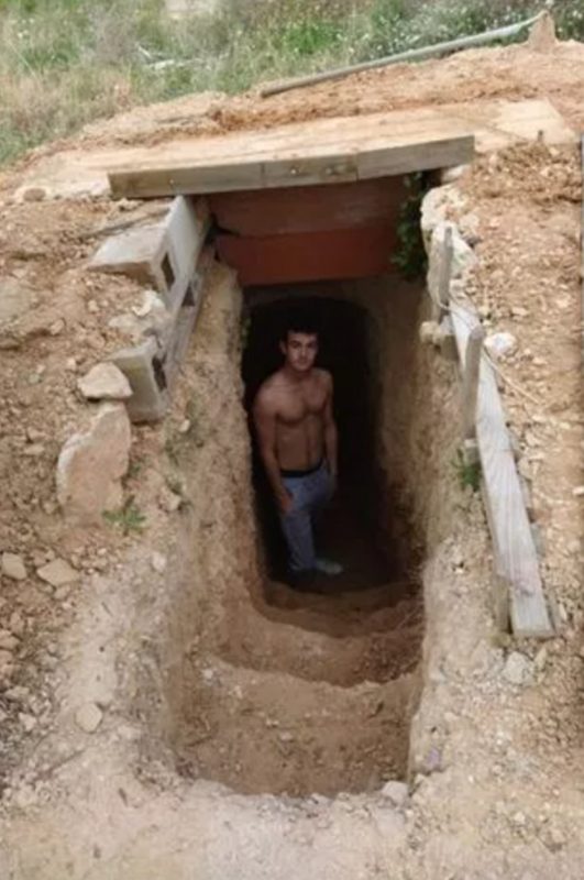 Ator espanhol mostra sua casa subterrânea