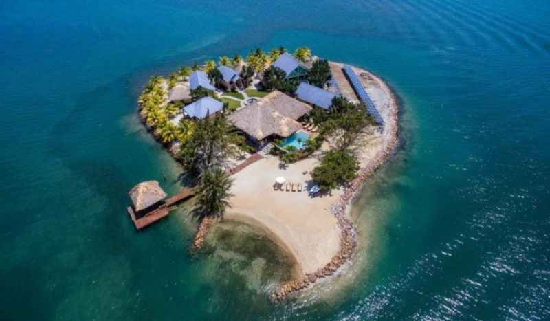 Foto de ilha paradisíaca vista de cima com hospedagens milionárias