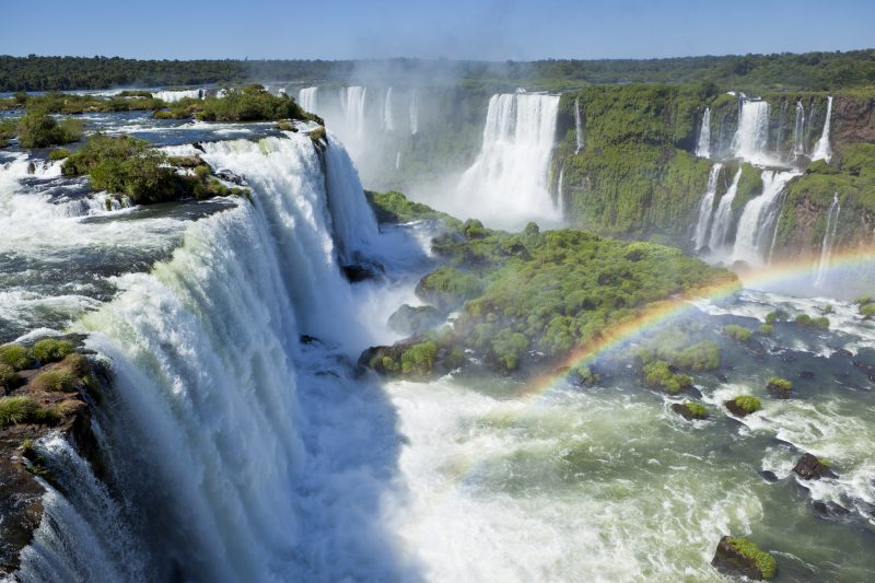 Vista da queda das Cataratas do Iguaçu, ponto turístico da América do Sul e uma das maiores maravilhas naturais do mundo