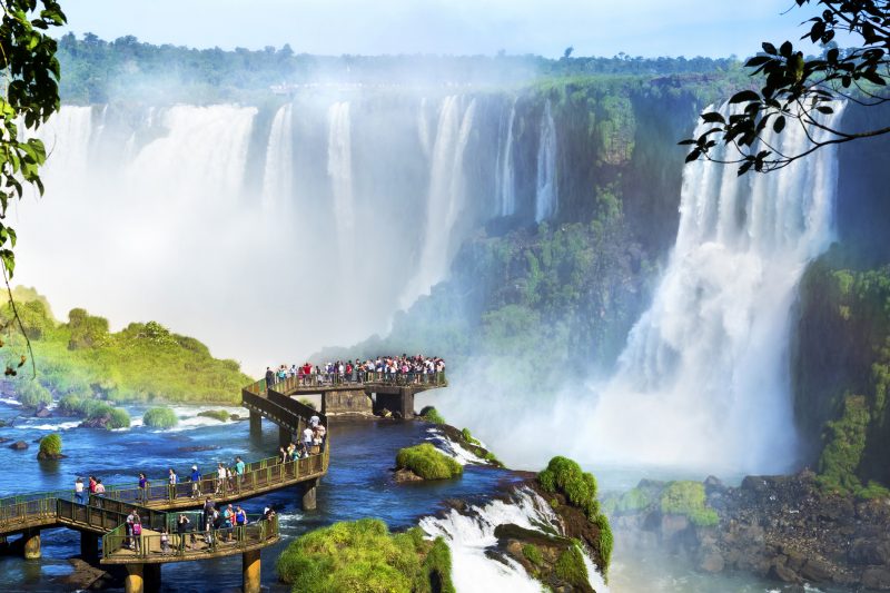 Turistas em plataforma na Cataratas do Iguaçu, uma das maravilhas naturais do mundo, entre a fronteira do Brasil e Argentina