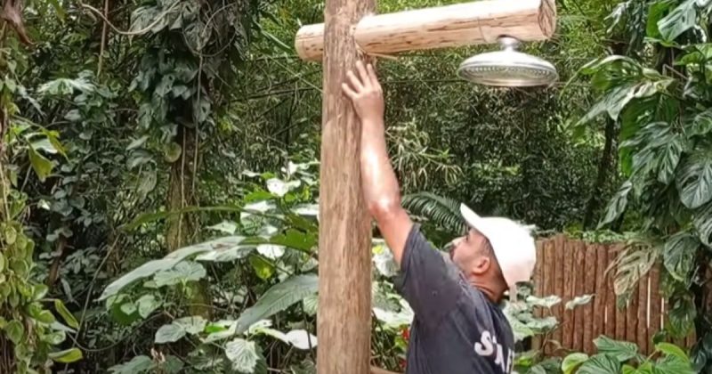 Chuveirão é feito de toras de eucalipto