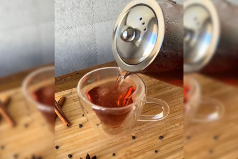 Chá auxilia na barriga inchada. Bebida leva canela e hibisco. 