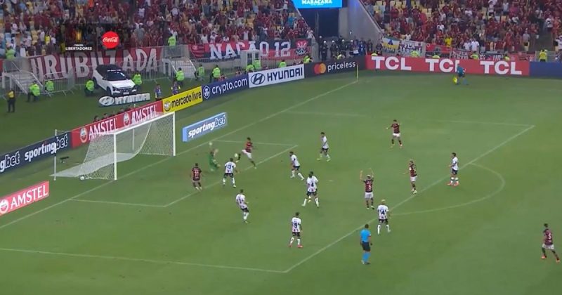 Atacante do Flamengo dá chapéu no goleiro em jogo da Libertadores