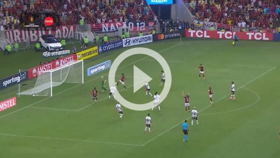 VÍDEO: Atacante do Flamengo dá chapéu no goleiro e faz gol mais impressionante da Libertadores