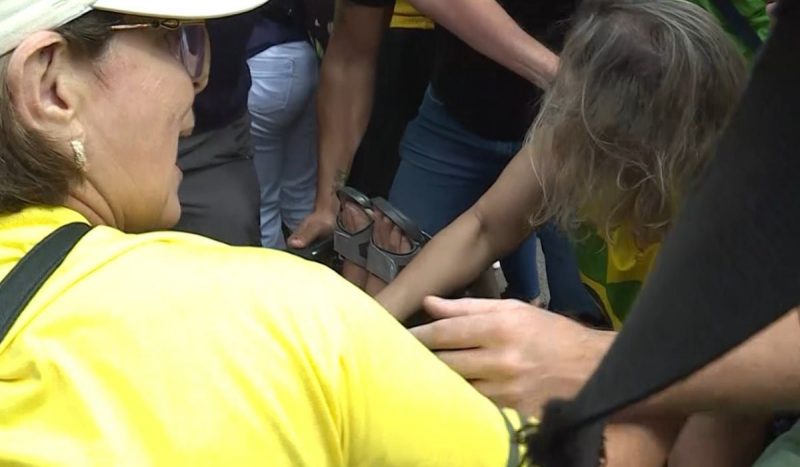 Vídeo mostra momento em que pessoas caem sobre cadeirante EM CHEGADA DE BOLSONARO