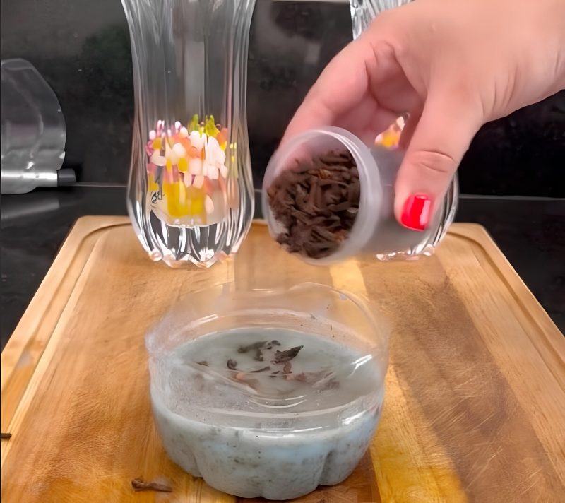 Cravo sendo adicionado à mistura