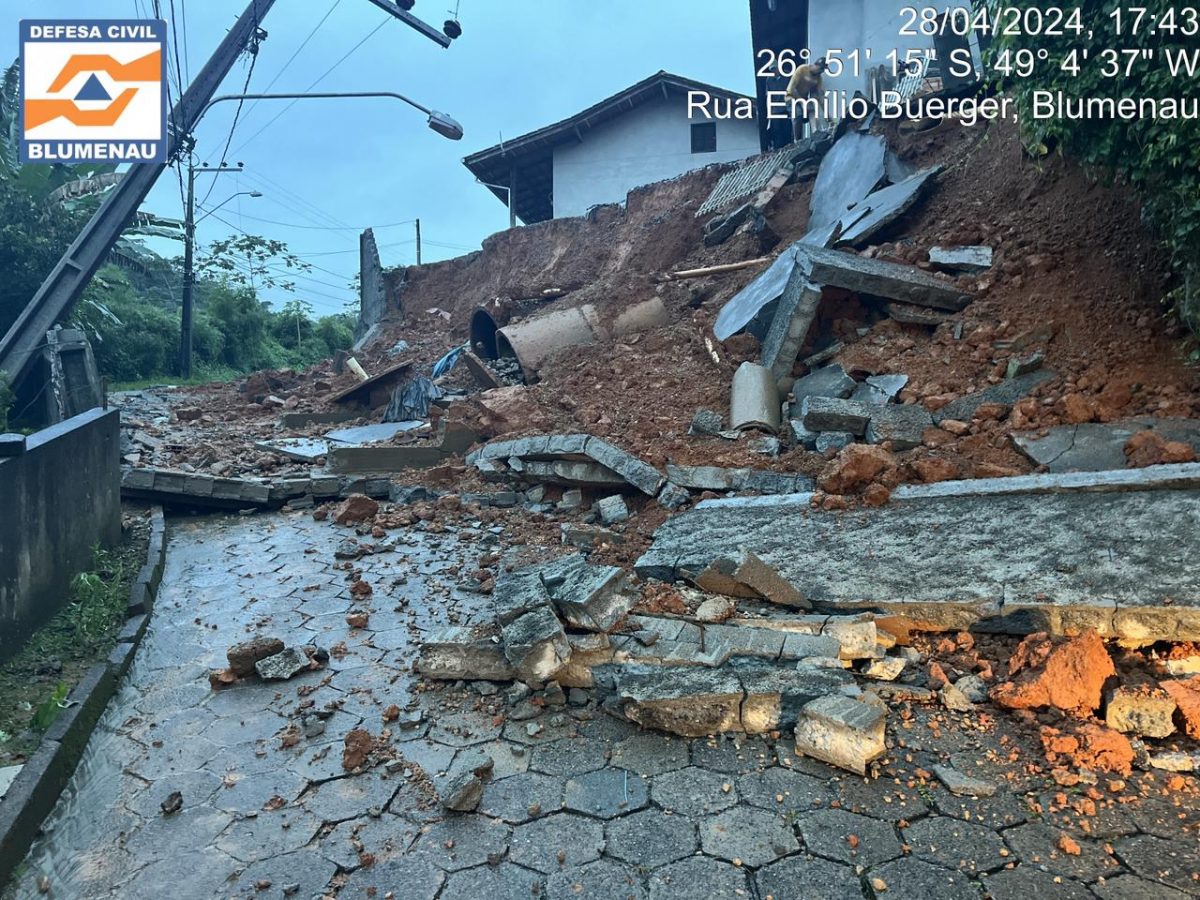 Chuva Provoca Deslizamento E Alagamentos Em Blumenau