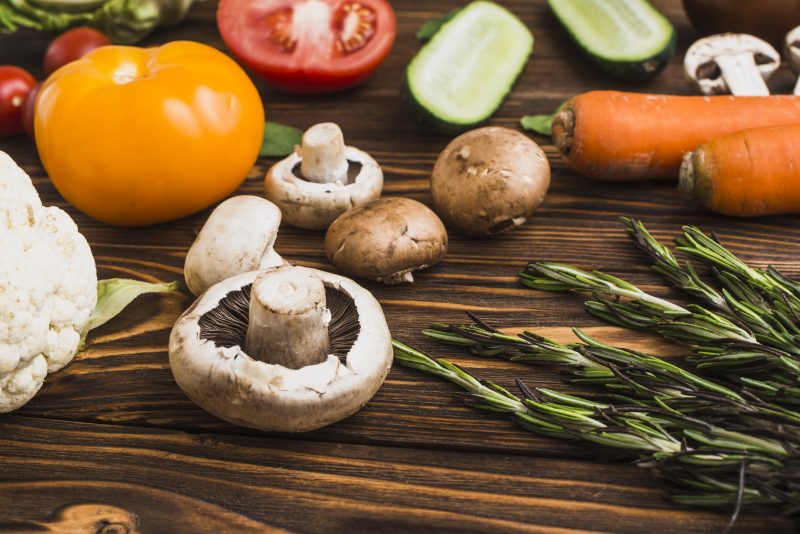 Cogumelos e vegetais em uma mesa