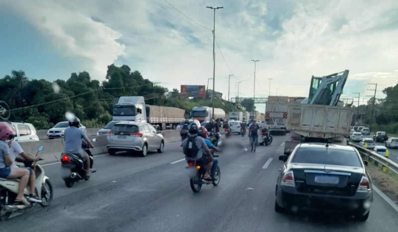 Colisão envolvendo motocicleta em São José - Foto mostra trânsito lento com vários carros e motos enfileirados 