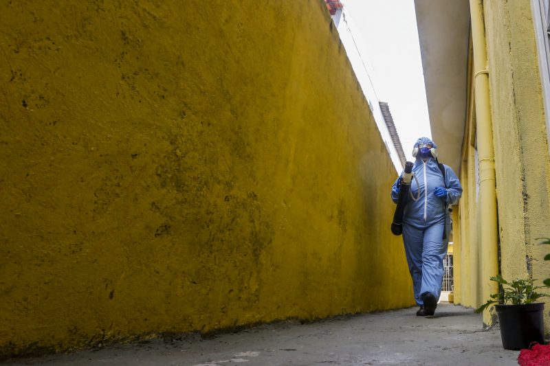 Imagem mostra profissional equipado aplicando fumacê contra dengue