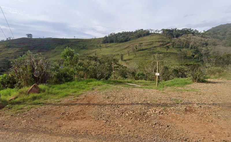 Uma mulher chamou a polícia após o marido e sogro ameaçarem agredi-lá.