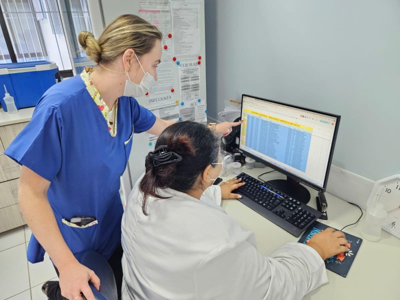 Coordenadora da unidade, Renata Schmidt Silvano e t&eacute;cnica de enfermagem Ana Cristina Linhares – Foto: Leo Munhoz/ND