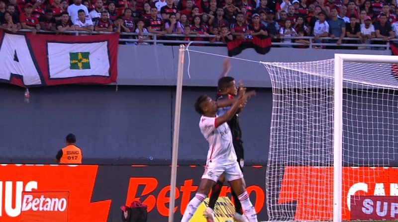 Maguinho acerta cotovelada em Bruno Henrique em lance onde foi marcado p&ecirc;nalti para o Flamengo – Foto: CBF/Reprodu&ccedil;&atilde;o/ND