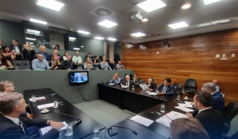 Membros do Creci/SC em reunião dentro de auditório discutindo pauta do aumento das taxas de cartórios