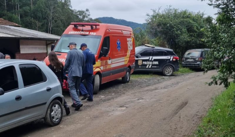 Criança chega da escola, vai procurar a mãe e a encontra morta em SC