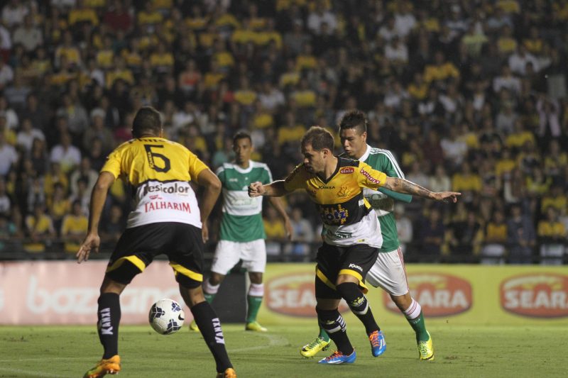 Silvinho, jogador do Criciúma, chuta a bola em jogo contra o Palmeiras em 2014