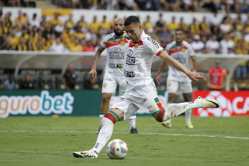 Atacante do Brusque chuta a bola durante a final do Campeonato Catarinense