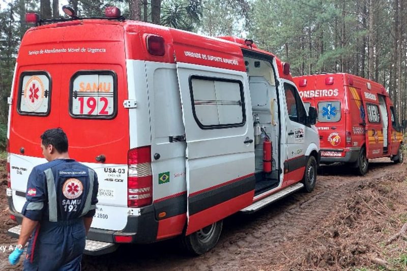 Homem foi transportado pelo Samu at&eacute; o hospital de Curitibanos. – Foto: Corpo de Bombeiros Militar/Divulga&ccedil;&atilde;o/ND