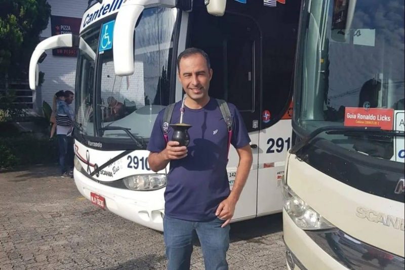 motoristas alessandro em frente a dois ônibus