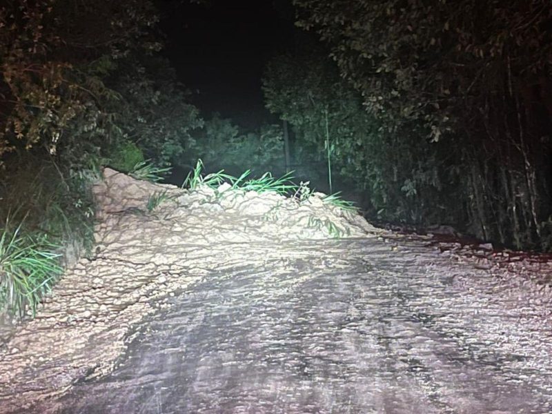 Chuva intensa que atinge Santa Catarina provocou um deslizamento de terra na Estrada Geral do Gaspar Alto nesta segunda-feira (15) 