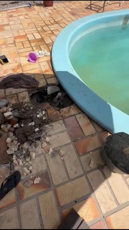 Imagem mostra parte da piscina que foi quebrada pelos bombeiros para salvar criança