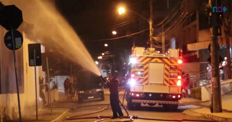 Inc&ecirc;ndio come&ccedil;ou na noite deste domingo (31) – Foto: Paulo S&eacute;rgio/NDTV