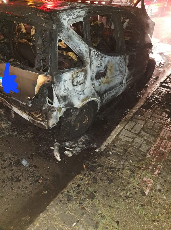 imagem de mercedes-benz destruída por incêndio