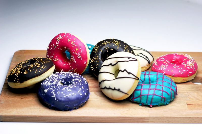 Donuts fica pronto em casa e pode ser decorado de várias maneiras 