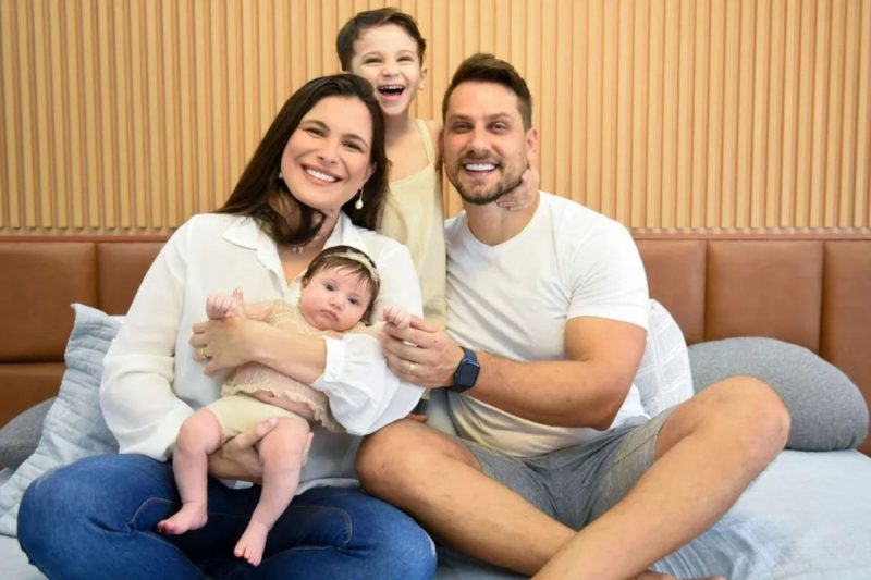 Eliéser e Kamilla do BBB 13 com os dois filhos