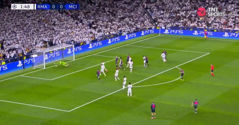 Goleiro do Real Madrid cai atrasado e leva gol de falta