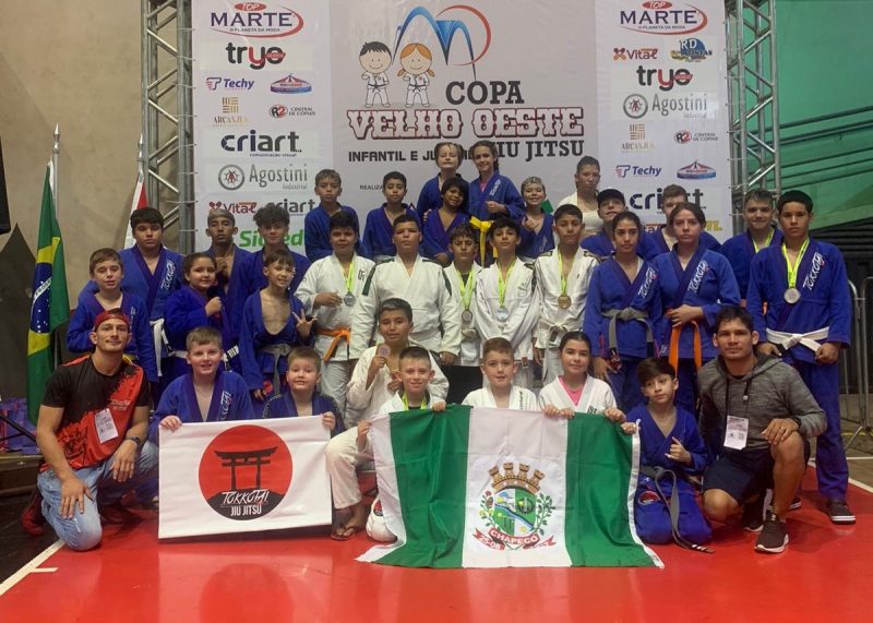 A equipe de Jiu-jitsu de Chapecó contava com 12 atletas.