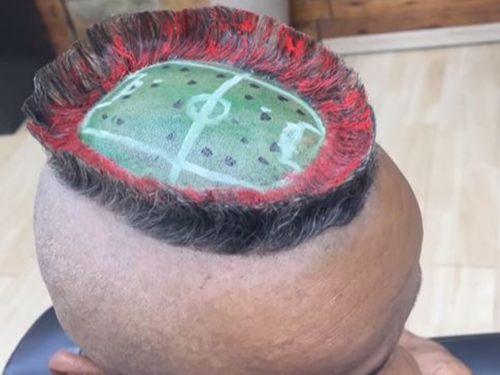Barbeiro viraliza com corte de cabelo estilo estádio do Morumbis