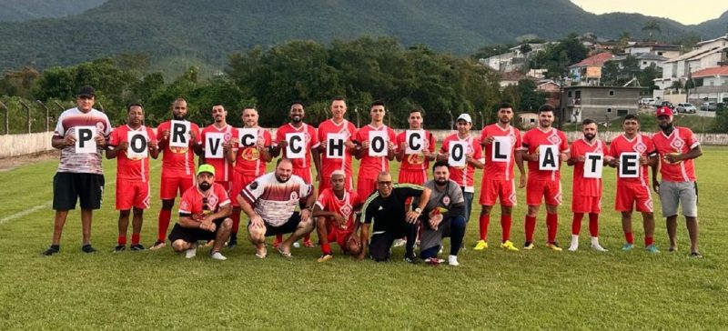 A diretoria do Uni&atilde;o, clube de futebol do Ro&ccedil;ado em S&atilde;o Jos&eacute;, prestou uma linda homenagem para o ex-jogador e ex-jogador Chocolate &ldquo;o baluarte&rdquo; que faleceu na semana passada. Na a&ccedil;&atilde;o organizada pelo presidente Rafael Dias, depois de um jogo em Santo Amaro da Imperatriz neste fim de semana, os atletas mostraram a seguinte inscri&ccedil;&atilde;o: &ldquo;Por voc&ecirc;, Chocolate&rdquo;. – Foto: (Marco Brasil/ND)