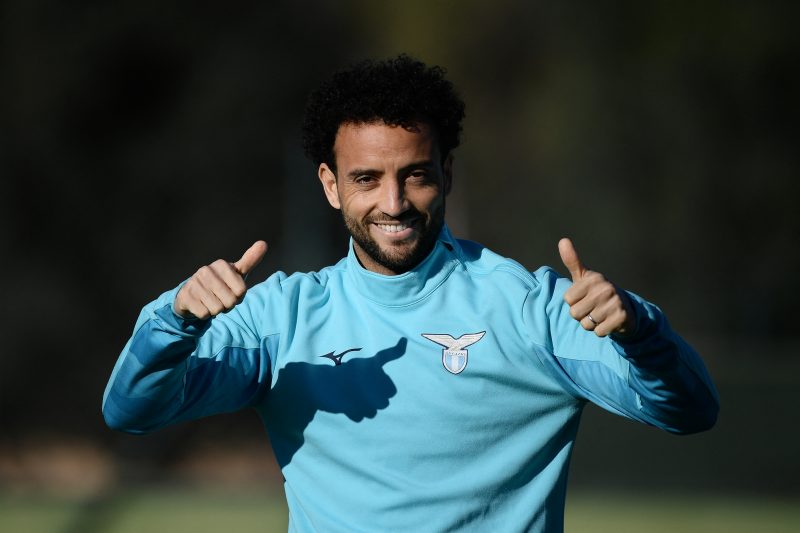 Felipe Anderson faz sinal de 'ok' durante treino da Lazio