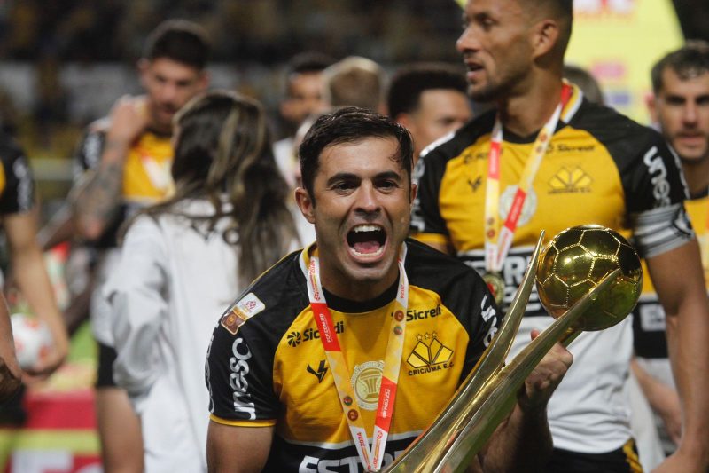 Craque do Tigre, Eder comemora mais um título com a camisa do clube – Foto: Leo Munhoz/ND