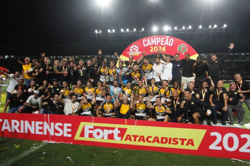 Jogadores do Criciúma comemoram o título do Campeonato Catarinense