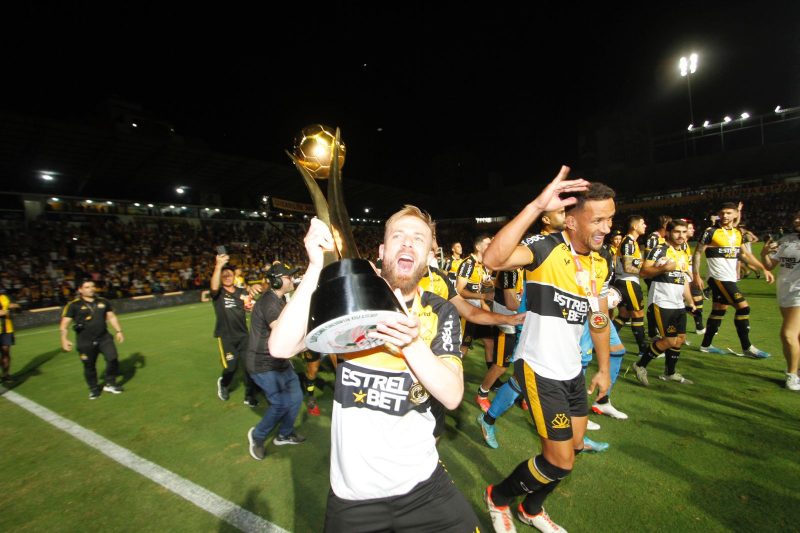 Marcelo Hermes levanta o troféu do Campeonato Catarinense – Foto: Leo Munhoz/ND