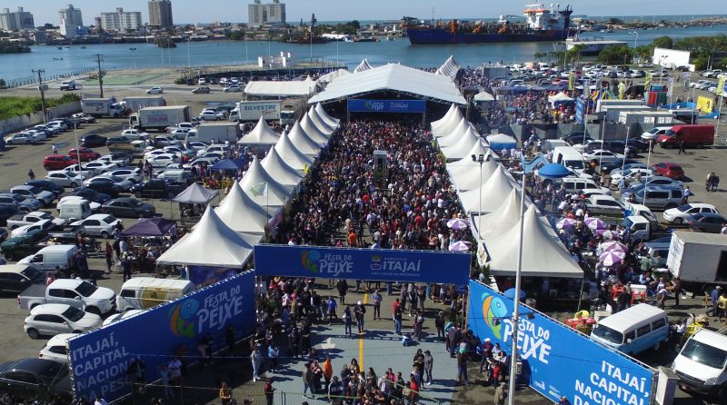 Festa do Peixe em 2022 Imagem aérea mostra vista da Festa do Peixe de Itajaí lotada