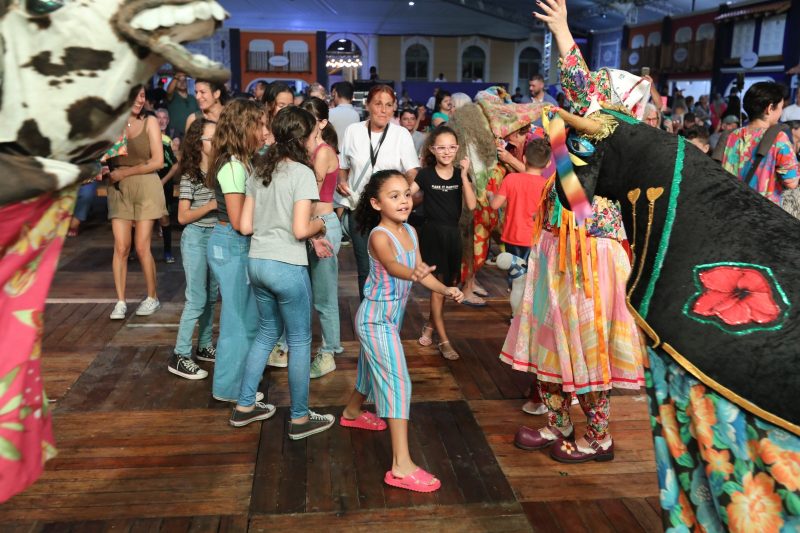 Crianças e boi de mamão na Festilha de São Francisco do Sul