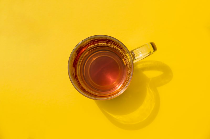 xícara de chá em um fundo amarelado