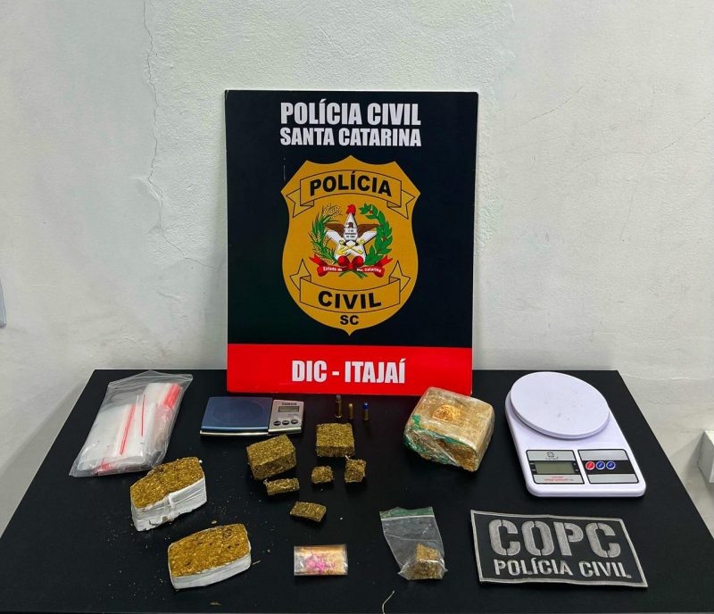 Drogas, munições de calibre restrito, balança de precisão e invólucros para acondicionamento da droga que foram apreendidos pela Polícia Civil de Santa Catarina em Itajaí 