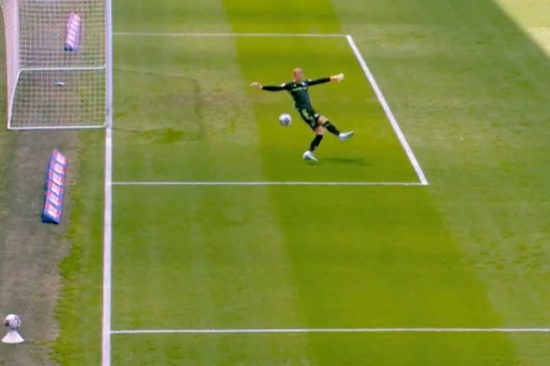 Goleiro Pears deu uma furada bizarra e sofre frango inacredit&aacute;vel – Foto: Reprodu&ccedil;&atilde;o/Twitter